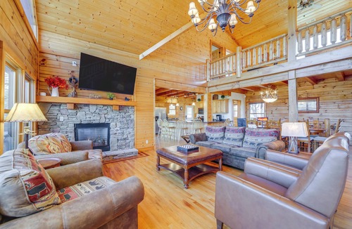 Waynesville Cabin | Deck & Mtn Views! Luxe Log Cabin in Waynesville