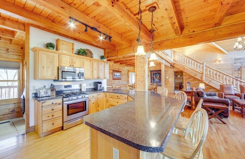 Waynesville Cabin | Deck & Mtn Views! Luxe Log Cabin in Waynesville