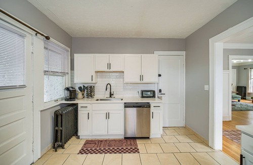 Cleveland Apartment | Deck, Pool Table! Walkable Cleveland Heights Apt