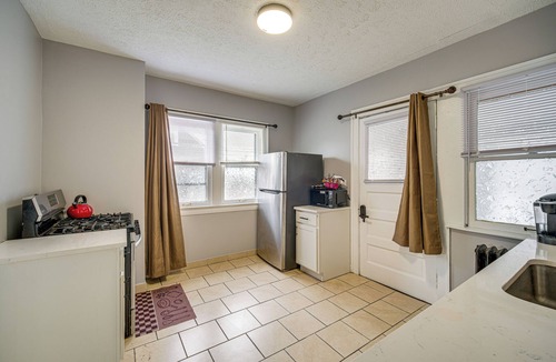 Cleveland Apartment | Deck, Pool Table! Walkable Cleveland Heights Apt