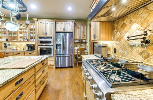 Pine Mountain House | Deck, Smoker & Yard: Peaceful Gem in Pine Mountain