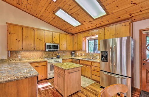 Twain Harte Cottage | Deck w/Forest Views: Quiet Twain Harte Cabin!