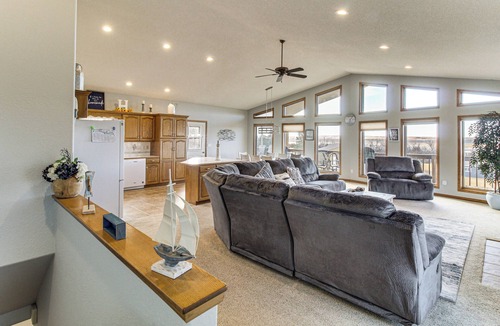 Lonergan House | Deck w/Lake Mac View! Spacious Family Retreat