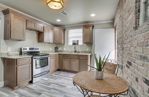 New Sarpy Cottage | Deck, Yard & Outdoor Dining: Destrehan Getaway!