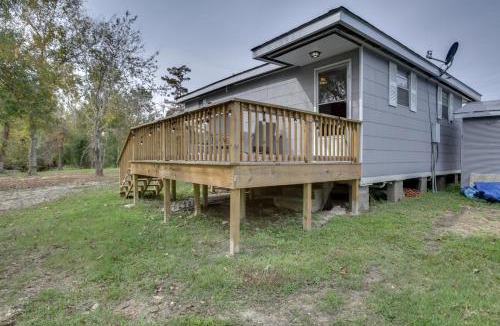New Sarpy House | Deck, Yard & Outdoor Dining: Destrehan Getaway!