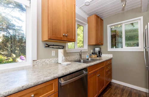 Lincoln City House | Decked Out by the Sea + Dog Friendly + Jacuzzi