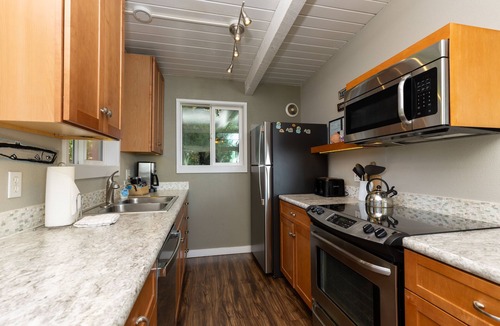 Lincoln City House | Decked Out by the Sea + Dog Friendly + Jacuzzi