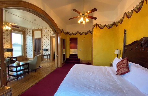 Maquoketa Hotel | Decker Hotel & Bar
