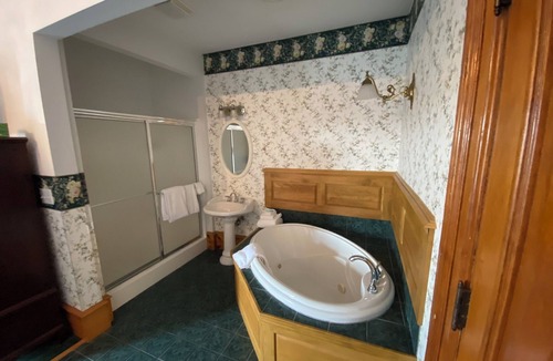 Maquoketa Hotel | Decker Hotel & Bar