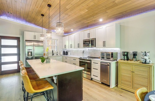 Gainesville House | Decks & Yard Games: Lakefront in Gainesville!