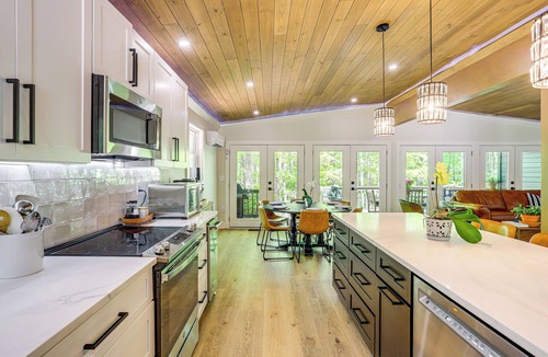 Gainesville House | Decks & Yard Games: Lakefront in Gainesville!