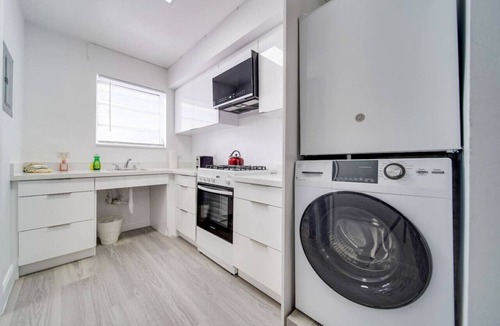 South Beach Condo | Deco Beachside Apt, w/2 Queen Beds, Washer/Dryer