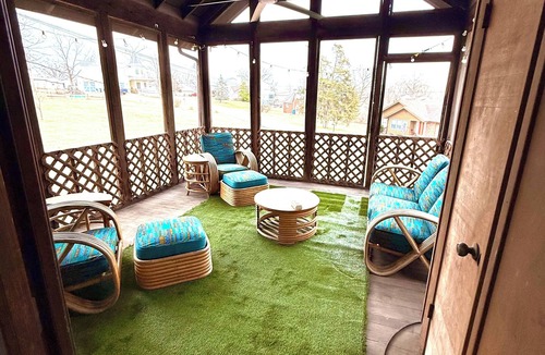 St. Louis House | Deco Den PoolTable & family Lounge TV’s bar near grants farm