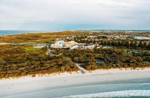Warrnambool Hotel | Deep Blue Hotel & Hot Springs