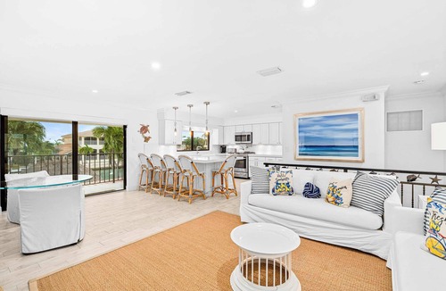 Key Colony Beach Villa | Deep Blue ~ Waterfront Gem ~ Pool ~ Kayaks ~ Dock