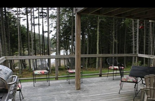 Minturn House | Deep Cove - A cozy post and beam cottage