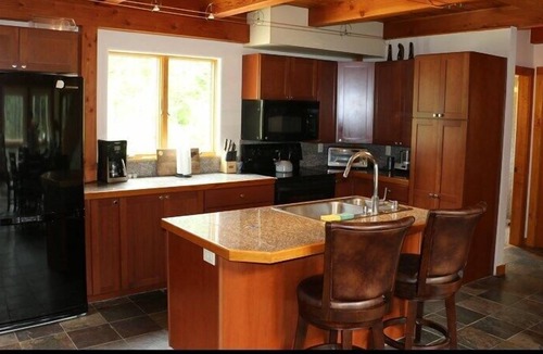 Minturn House | Deep Cove - A cozy post and beam cottage