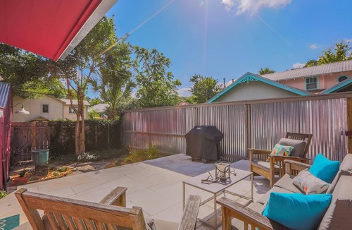 Westfield Cottage | Deep Eddy Cottage - Ideal Austin location