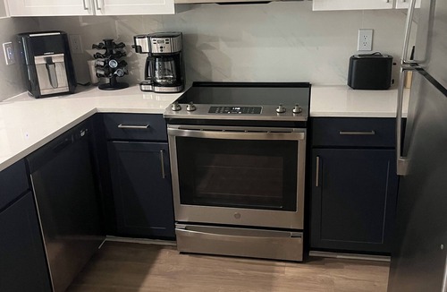 Old East Dallas Apartment | Deep Ellum cozy hide away with reserved parking