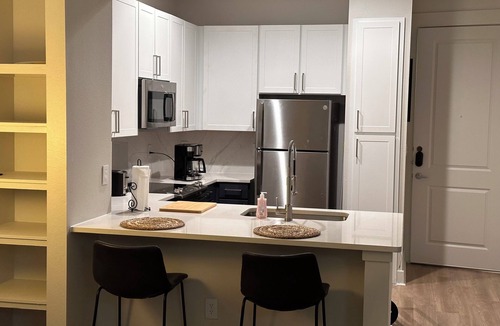 Old East Dallas Apartment | Deep Ellum cozy hide away with reserved parking