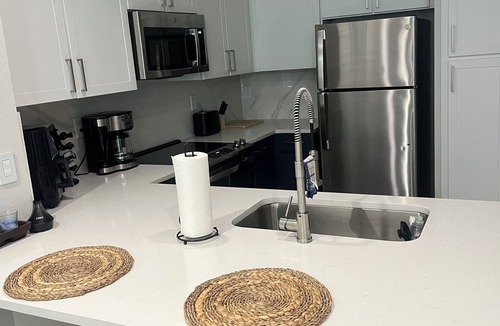 Old East Dallas Apartment | Deep Ellum cozy hide away with reserved parking