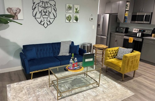 Cedars Apartment | Deep Ellum Escape King Bed Safari-Inspired Lux
