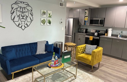 Cedars Apartment | Deep Ellum Escape King Bed Safari-Inspired Lux