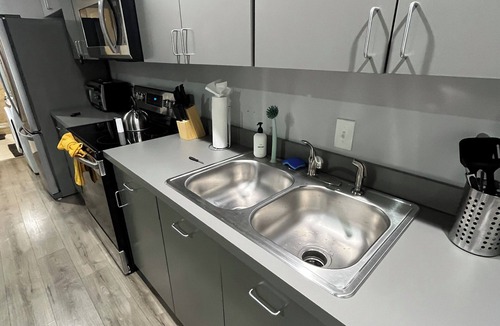 Cedars Apartment | Deep Ellum Escape King Bed Safari-Inspired Lux