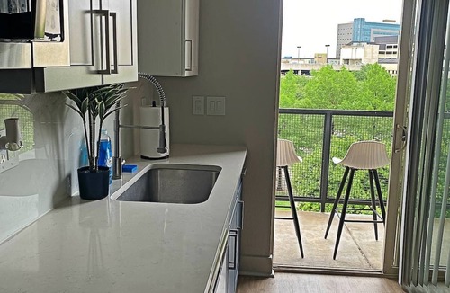 Deep Ellum Apartment | Deep Ellum-Sleeps 5-Balcony-Pool-Medical District