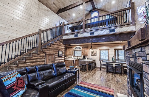 Broken Bow Cabin | ✨Deep Lot, 💦Hot Tub, Kid's Loft Hideaway, Shuffleboard, No Pets✨