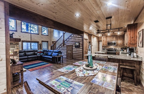Broken Bow Cabin | ✨Deep Lot, 💦Hot Tub, Kid's Loft Hideaway, Shuffleboard, No Pets✨