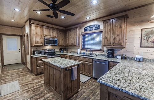 Broken Bow Cabin | ✨Deep Lot, 💦Hot Tub, Kid's Loft Hideaway, Shuffleboard, No Pets✨