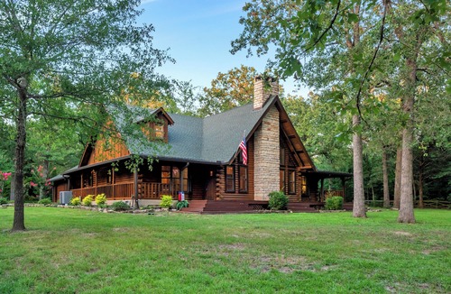 Eustace Cabin | Deep Woods Cabin on 55 Acres with high speed wifi!
