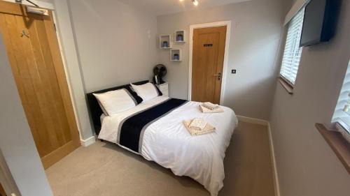Camberley Bed & Breakfast | Deepcut Lodge Bed & Breakfast Self Service