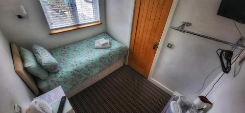 Camberley Bed & Breakfast | Deepcut Lodge Bed & Breakfast Self Service