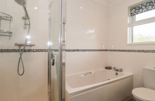 Plush Cottage | DEEPDENE, family friendly, with pool in Plush