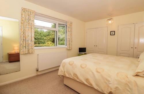 Plush Cottage | DEEPDENE, family friendly, with pool in Plush