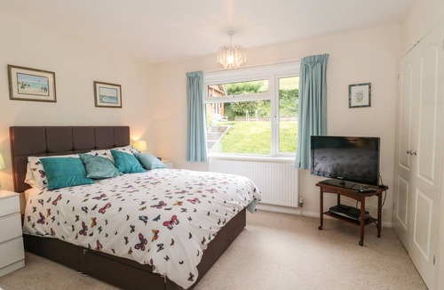 Plush Cottage | DEEPDENE, family friendly, with pool in Plush