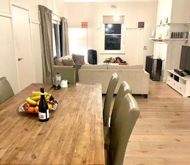 Romsey House | Deepfields Romsey Cottages