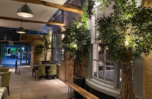 Market Deeping Hotel | Deeping Stage