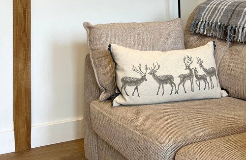 Alton Barnes House | Deer Barn -Luxury Barn Conversion, Private Garden!