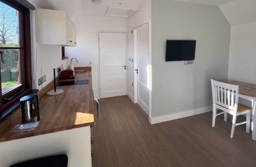 Alton Barnes House | Deer Barn -Luxury Barn Conversion, Private Garden!