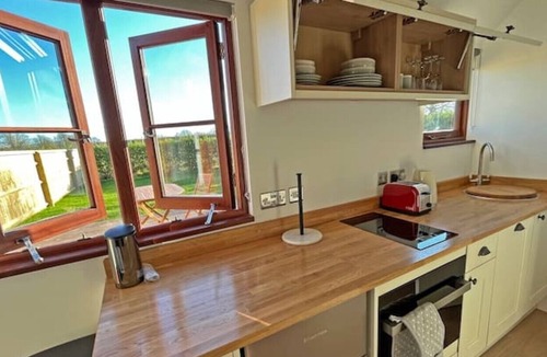 Alton Barnes House | Deer Barn -Luxury Barn Conversion, Private Garden!