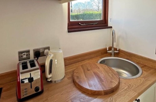 Alton Barnes House | Deer Barn -Luxury Barn Conversion, Private Garden!