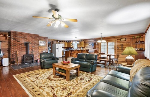Williams Cabin | Deer Bend Log Cabin: Woodsy-Beautiful Escape, Sleeps 8, Potbelly Stove, FIRE PIT