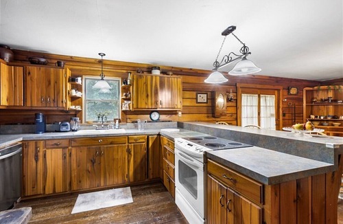 Williams Cabin | Deer Bend Log Cabin: Woodsy-Beautiful Escape, Sleeps 8, Potbelly Stove, FIRE PIT