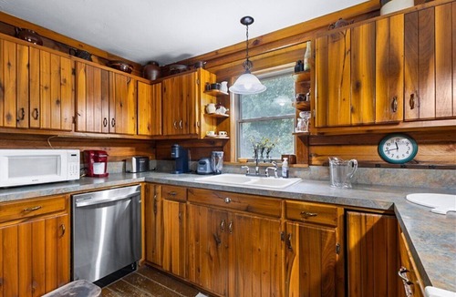 Williams Cabin | Deer Bend Log Cabin: Woodsy-Beautiful Escape, Sleeps 8, Potbelly Stove, FIRE PIT