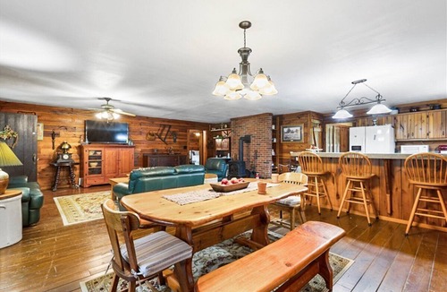 Williams Cabin | Deer Bend Log Cabin: Woodsy-Beautiful Escape, Sleeps 8, Potbelly Stove, FIRE PIT