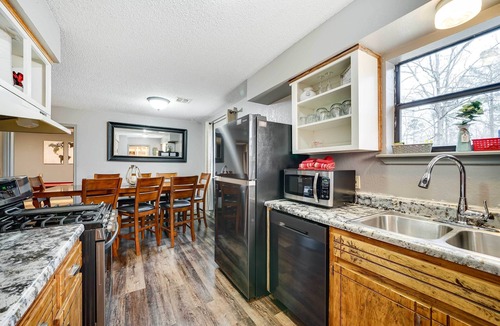 Smithville House | 'Deer Camp Run' Escape w/ Hot Tub & Game Room