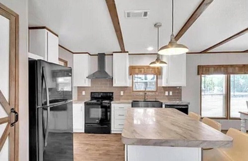 Graford House | Deer Haven - Sleeps 8-10, 3BR-2BA; 12 miles to Rocker B; .5 mi to 3 boat ramps.